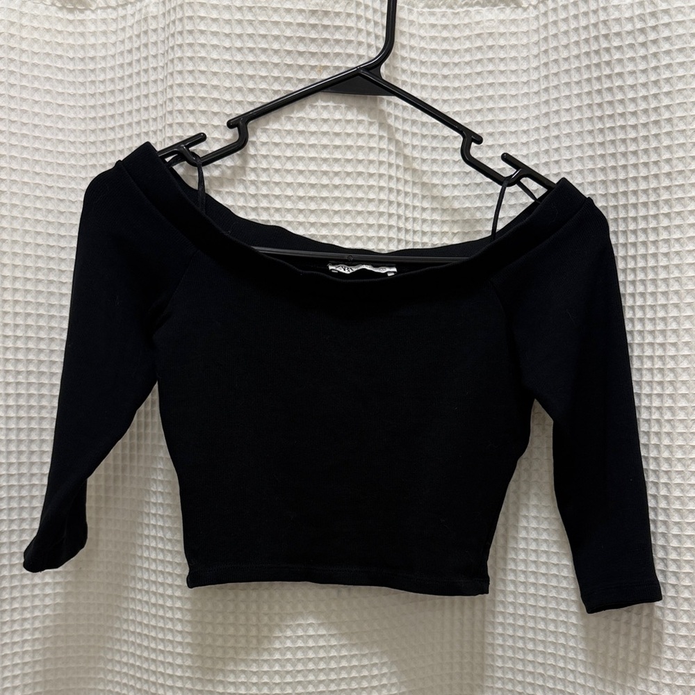 Black Off-Shoulder Crop Top - size M